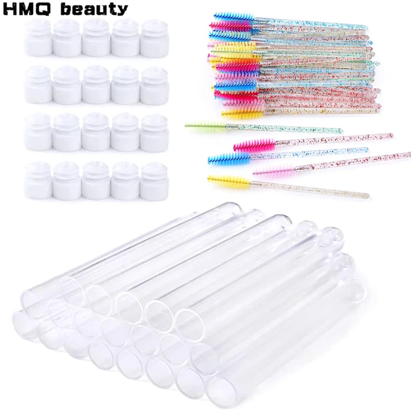 Collection de brosses pour mascara et tubes de mascara blancs réutilisables et colorés.