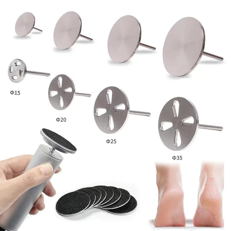 Diverses tailles de disques de ponçage remplaçables pour les soins des pieds, montrant une main qui les applique sur le pied.
