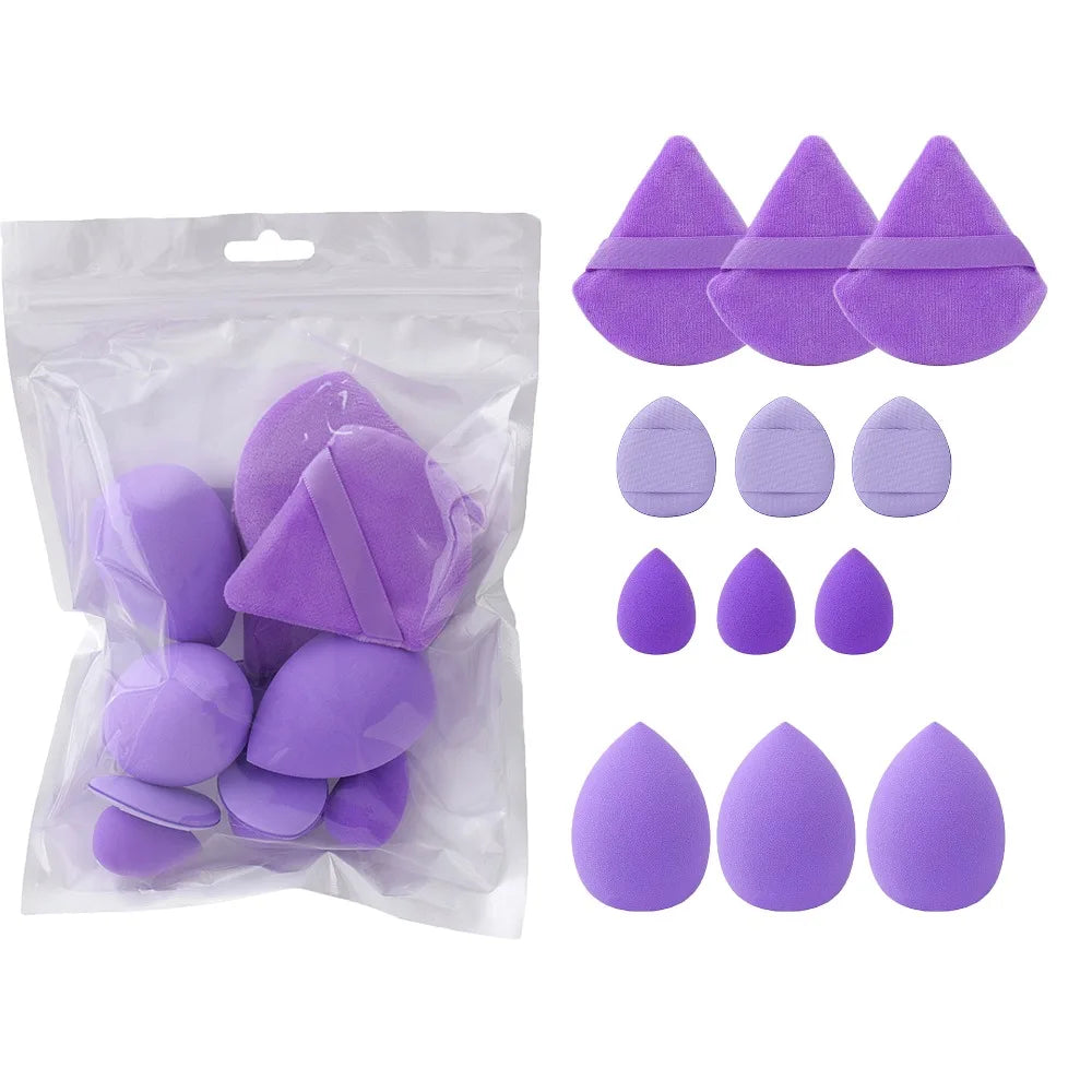 Una colección de 12 esponjas de maquillaje moradas en diversas formas y tamaños, empaquetadas en una bolsa de plástico transp