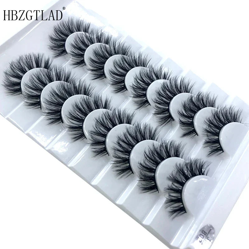 Un plateau de huit paires de faux cils de renard mink haut de gamme pour maquillage.