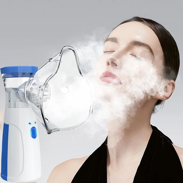 Una mujer está usando un aparatizador facial y humidificador 2 en 1 para generar vapor en su rostro.