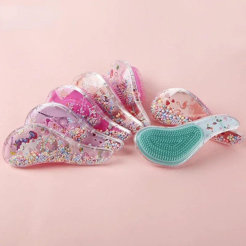 Un ensemble de cinq peignes pour cheveux en plastique dans différentes nuances de rose et vert avec des paillettes et des des