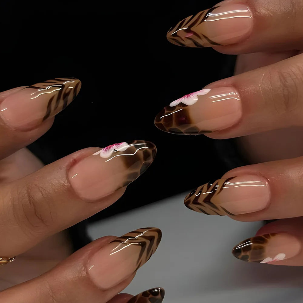 Gros plan de ongles press-on décorés d'un motif marbré brun et blanc.