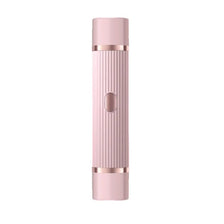 Afeitadora eléctrica portátil rosa de doble cabezal con cuerpo estriado y detalles plateados.