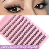 Un plateau en plastique rose d'extensions de cils naturels individuels pour bricolage.