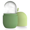 Rouleau à glaçons en silicone vert avec une pierre transparente dessus, vu de côté.