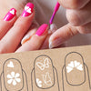 Manos aplicando sellos de arte de uñas con diseños florales y de mariposa en las uñas