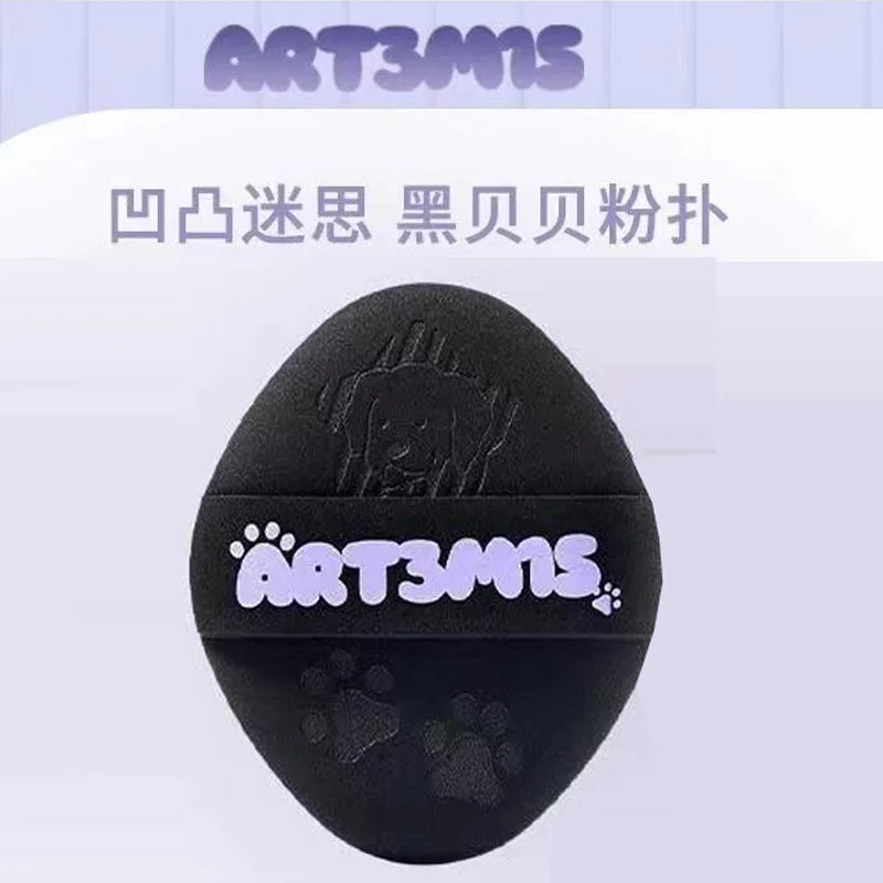 Pinceau de maquillage noir texturé avec le logo ART3MS imprimé.