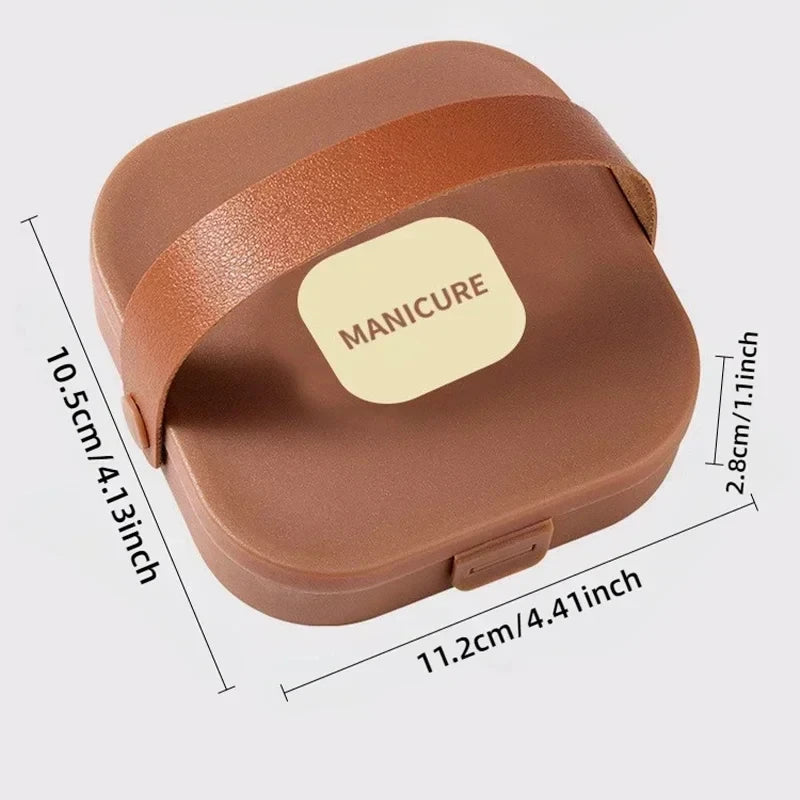 Une boîte de manucure marron avec un couvercle, montrant les dimensions et le mot MANUCURE imprimé sur le couvercle.