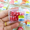 Une main tient un emballage plastique transparent de viande de roulade de bœuf pour un jeu de simulation alimentaire miniatur