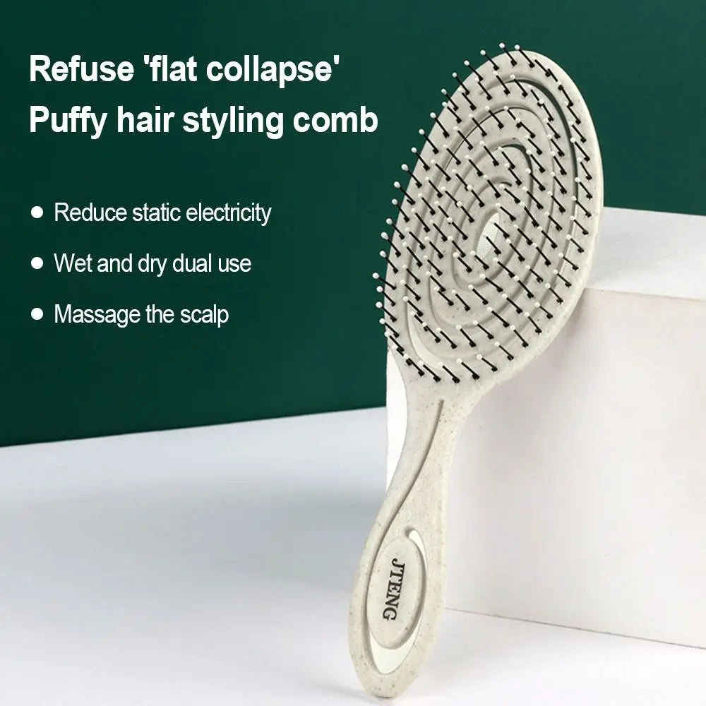 Peigne pour cheveux gonflés de couleur claire sur fond vert foncé.