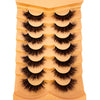 Un ensemble de faux cils en fourrure de mink dramatiques en 3D présentés sur un plateau de maquillage.
