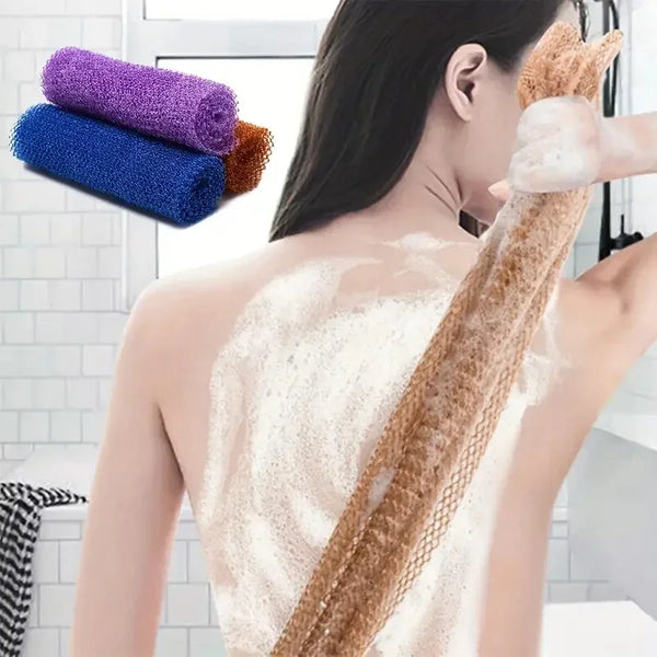 Una mujer usando un exfoliante corporal de luffa natural y una esponja de baño en su espalda en un baño.