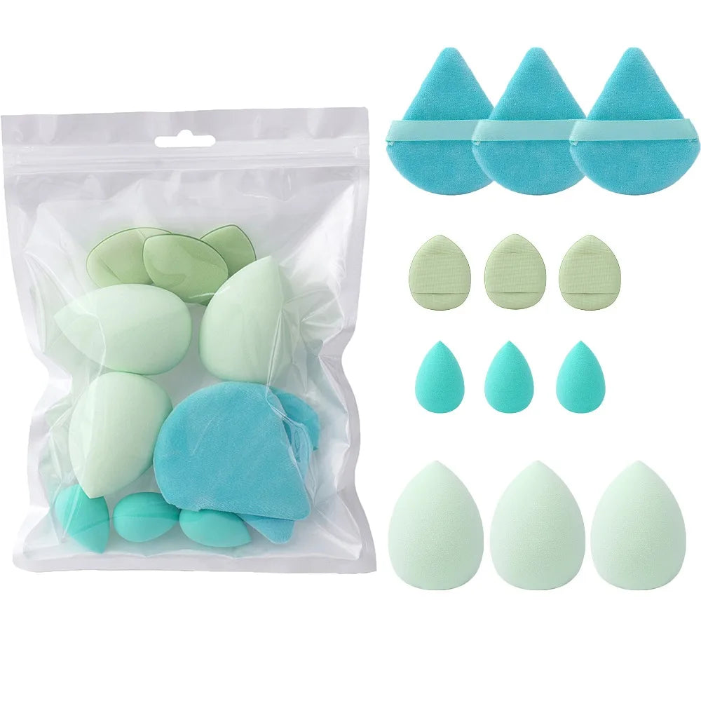 Un set de doce esponjas de maquillaje multiusos en varios tonos de verde azulado y menta.