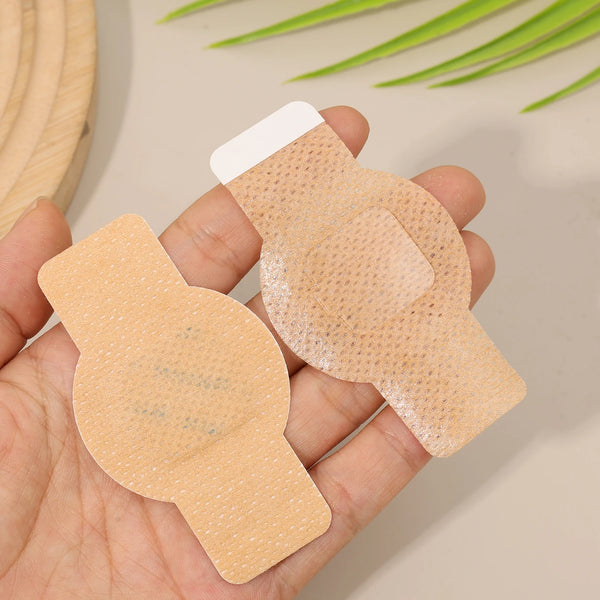 Una mano sostiene una parche de hongo en las uñas impermeable beige para reparación de uñas de los pies