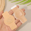 Una mano sostiene una parche de hongo en las uñas impermeable beige para reparación de uñas de los pies