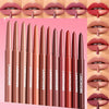 Una colección de doce lápices delineadores labiales en varios tonos rosa y nude mostrados junto a modelos aplicándolos a la