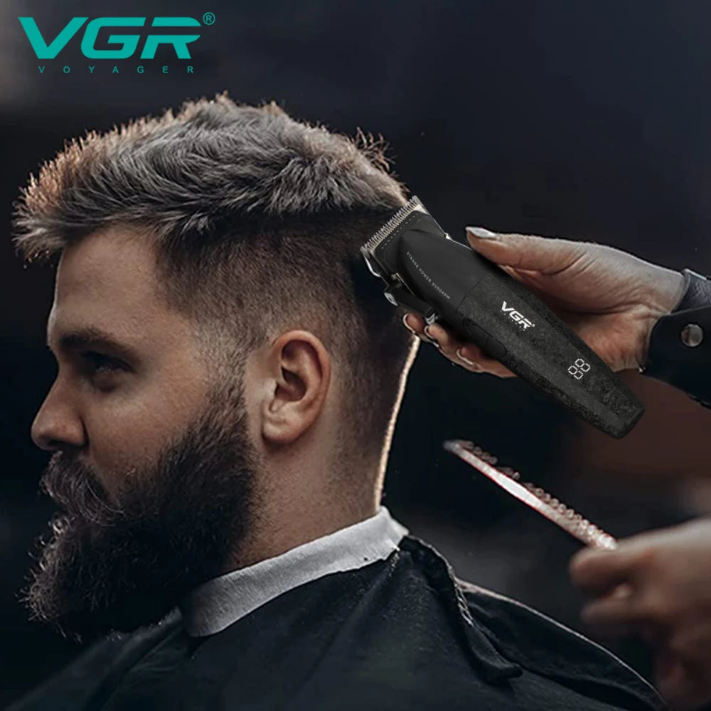 Eine Hand benutzt einen VGR Haarschneider, um einen Herrenhaarschnitt zu stylen.