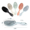 Collection de cinq peignes pour cheveux dans différentes couleurs : noir, beige, vert menthe et or rose.