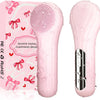 Cepillo facial eléctrico rosa de silicona con cabeza texturizada y cuerpo metálico, junto a su empaque.