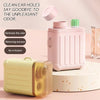 Kit jetable rose pour nettoyer les oreilles avec une brosse et un récipient jaune sur une surface claire.