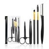 Un ensemble d'outils professionnels pour tailler et entretenir les sourcils, incluant pinces, ciseaux et peignes.