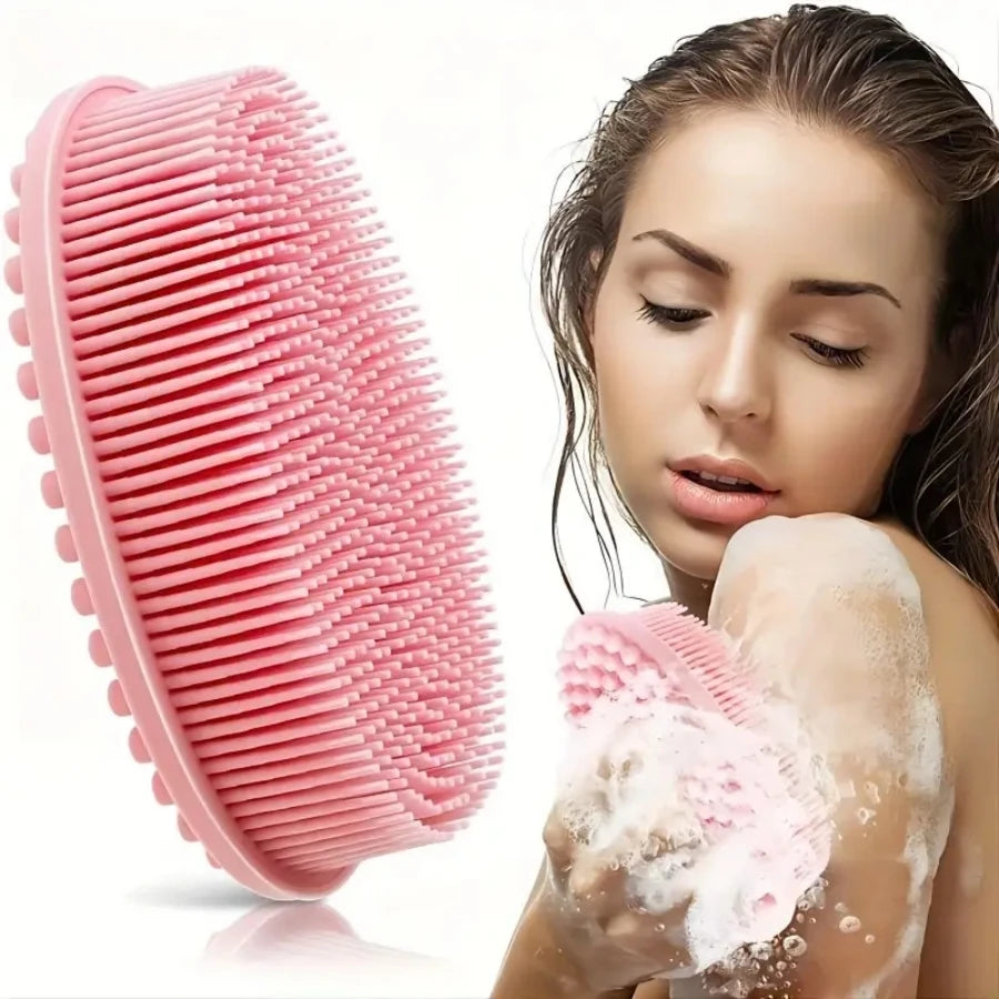 Une femme utilise un gant de crin silicone rose à double face sur sa peau.