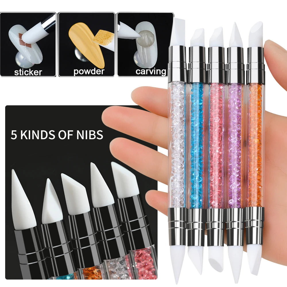 Un ensemble de pinceaux liners pour ongles et diverses pointes pour usage professionnel, montrés à côté de matériel cosmétiqu