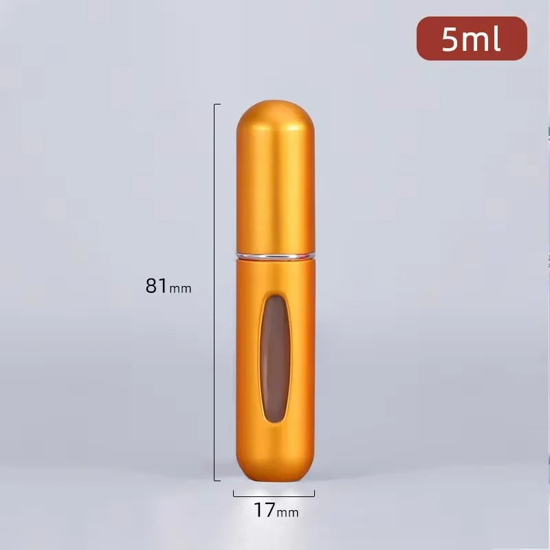 Bouteille de parfum rechargeable dorée avec un liquide brun et une pompe argentée.