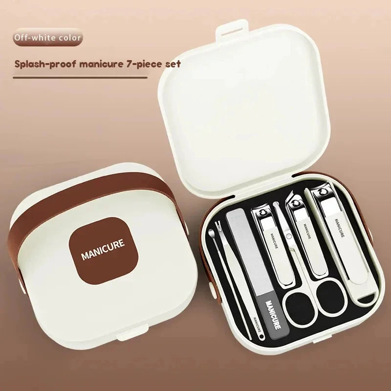 Un kit de manucure de 7 pièces couleur blanc cassé avec divers ciseaux et outils à ongles, exposé dans une boîte de rangement