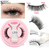 Un ensemble de faux cils magnétiques réutilisables rose et blanc, montrés avec divers styles de cils.