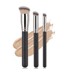Un set de tres brochas de maquillaje negras con ferrules de plata y cerdas naturales para aplicar base y corrector.