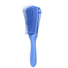 Peigne en plastique bleu à dents fines pour masser le cuir chevelu et démêler les cheveux.