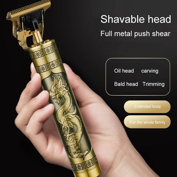 Une main tient un rasoir électrique de couleur or avec une tête de coupe métallique ornée.