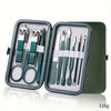 Kit profesional de cuidado de uñas de acero inoxidable en estuche verde oscuro con diversas herramientas metálicas internas.