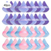 Un ensemble de puffs en poudre triangulaires dans diverses nuances de violet et de bleu rose