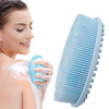 Une femme utilise un gant de crin silicone bleu clair à double face sur sa peau.