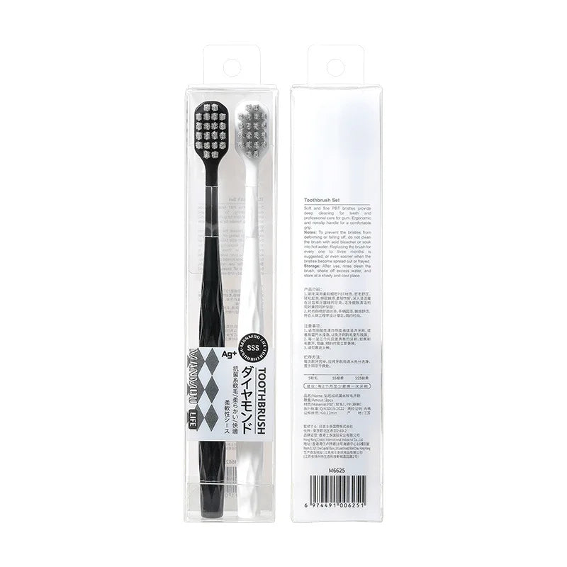 Boîte d'emballage transparente contenant deux brosses à dents et un porte-brosse pour un kit de brosses antibactériennes pour
