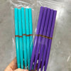 Un set de pinceaux liner pour ongles de précision dans des couleurs turquoise et violet foncé, emballés dans du plastique tra