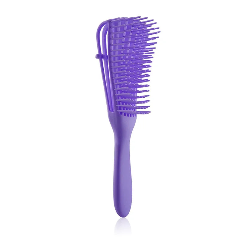 Peigne anti-emmêlement violet à dents fines sur fond blanc.