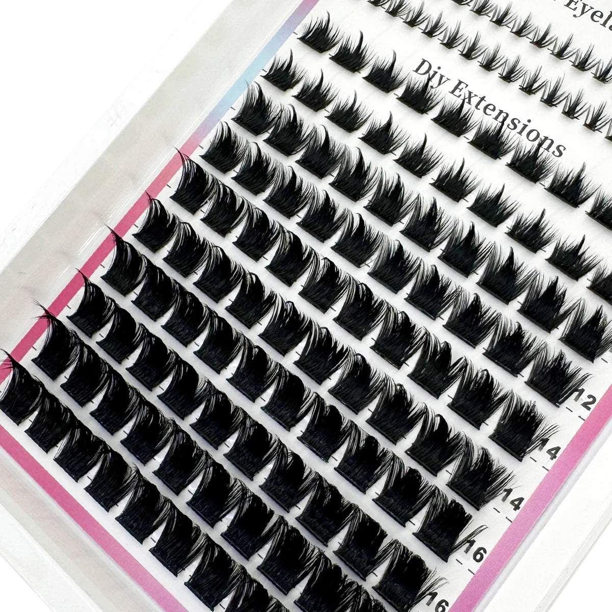 Grille de clusters de cils pointus noirs DIY pour extensions salon, sur fond blanc.