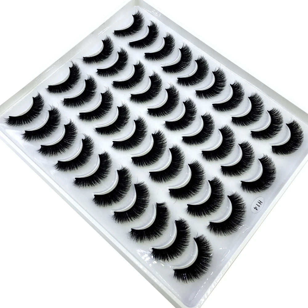 Plateau en plastique contenant un ensemble de faux cils à mink naturels pour application.
