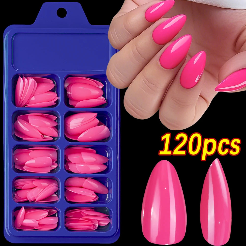 Un recipiente morado contiene 120 uñas postizas para pies en forma de prensa francesa color rosa y varios ejemplos de las uña