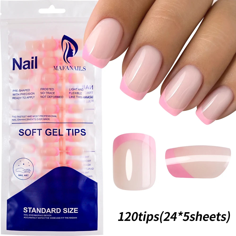 Une main présente des pointes de gel en différentes nuances et tailles, emballées pour l'art des ongles
