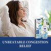 Une femme utilise un spray nasal d'eau de mer physiologique pour soulager la congestion.