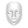 Una mascarilla facial blanca con un diseño de cara brillante y un símbolo de botón de encendido en la frente.