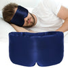 Dunkelblaue Nussbaumseide-Schlafmaske, getragen von einem Mann.