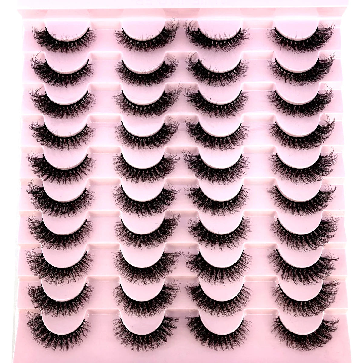 Un plateau en plastique rose contenant un kit de faux cils de mink naturels.