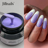 Une main montre du vernis à ongles violet et blanc de Jillnails dans un pot, montrant l'application sur les ongles.