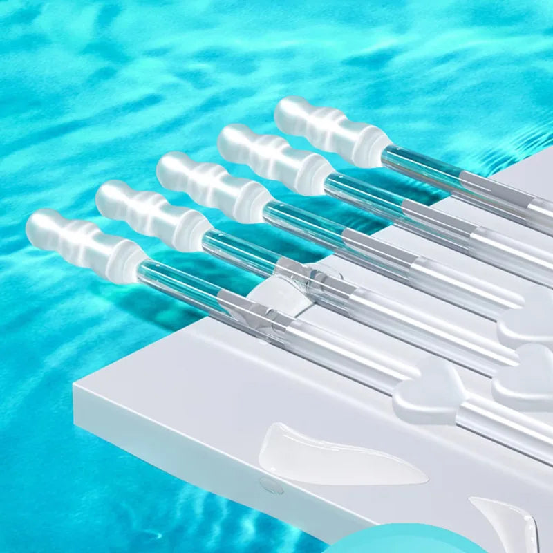 Weißer Behälter mit vierundzwanzig klaren Silikonstäbchen zum Entfernen von Ohrenschmalz, auf blauem Wasser gelegen.